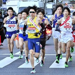 箱根駅伝往路1区で先頭を走る関東学生連合・育英大の新田颯（手前）＝東京都内（Ｃ）代表撮影／共同通信社