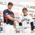 狙うは世界一だが…（WBC侍ジャパン選手発表会見で握手する栗山監督と大谷＝左）／（Ｃ）日刊ゲンダイ