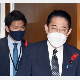 親子で物見遊山…（岸田首相と長男で総理秘書官を務める翔太郎氏＝左）／（Ｃ）日刊ゲンダイ