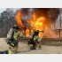消火作業をするホール郡消防局の消防隊員（公式フェイスブックから）