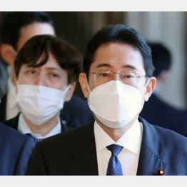 誰が信じるか。これまでも仰天発言オンパレード、弱者軽視は筋金入り（岸田首相と荒井・前首相秘書官＝左）／（Ｃ）日刊ゲンダイ