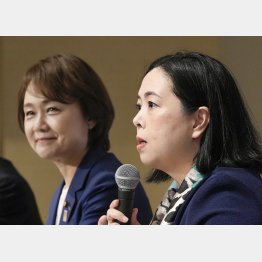 そろって会見した谷口真由美氏（右）と北野妙子氏（Ｃ）共同通信社