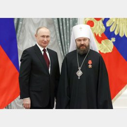 侵攻後も露骨に権威を利用（ロシアのプーチン大統領とロシア正教会のイラリオン府主教＝右）／（Ｃ）タス＝共同