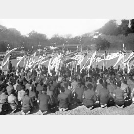 宮城前広場で戦勝を祈願する人たち＝1944年2月11日（Ｃ）共同通信社