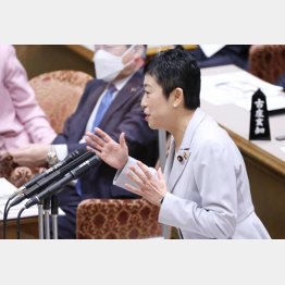 参院予算委員会で質問する辻元清美参院議員（Ｃ）日刊ゲンダイ