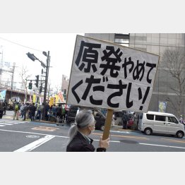 「被災地の皆さんに寄り添う」と言っても「原発再稼働」に舵取り（3.11東日本大震災の日に東京電力本社前では反原発運動）／（Ｃ）日刊ゲンダイ