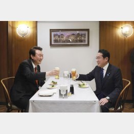 すき焼きからオムライスの“はしご”で歓待（岸田首相＝右、と韓国の尹錫悦大統領／内閣広報室提供）