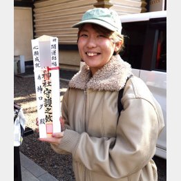 見事お札をゲットした女性（Ｃ）日刊ゲンダイ