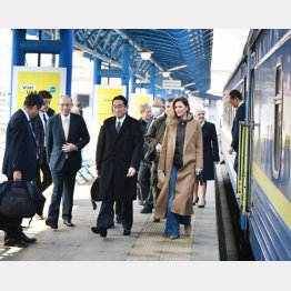 キーウの鉄道駅に到着した岸田首相（Ｃ）ロイター