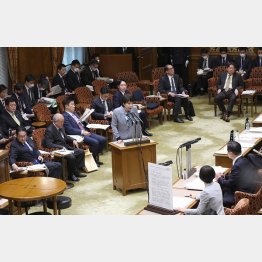 不毛な論争、時間浪費の茶番国会（答弁する高市早苗経済安保担当相）／（Ｃ）日刊ゲンダイ