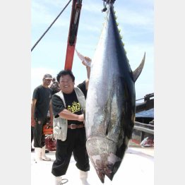 釣り上げた本マグロと記念撮影する木村社長（提供）喜代村