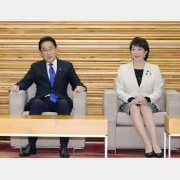 28日、閣議に臨む岸田首相（左）と高市経済安保相（Ｃ）共同通信社