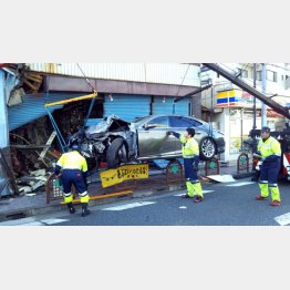 事故現場と大破したレクサス(被害に遭った金物屋店主提供)