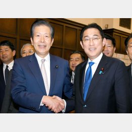 公明党が激しく動揺（握手する岸田首相と公明党の山口那津男代表＝左）／（Ｃ）日刊ゲンダイ