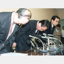 長銀国有化について会見する（左から）越石一秀副頭取、鈴木恒男頭取ら（1998年）／（Ｃ）共同通信社