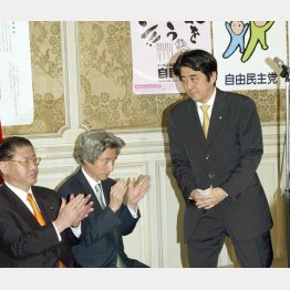 「聖域なき構造改革」を挙げた小泉首相（中央、右は安倍晋三官房長官、＝当時）／（Ｃ）日刊ゲンダイ