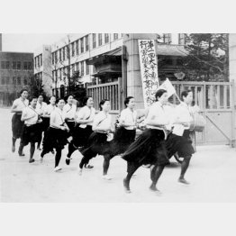 学徒行軍大会で女子部隊の出発＝1942（昭和17）年3月28日、東大で（Ｃ）共同通信社