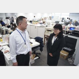 企業の人材は地域貢献に（派遣先の愛知県一宮市役所で広報課長と話す宇佐美里奈さん＝右）／（Ｃ）共同通信社