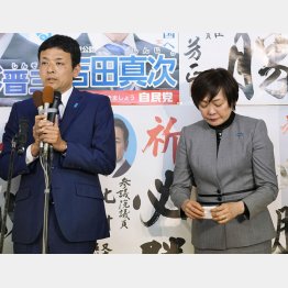 泣きっぱなし（衆院山口4区補選、当選した吉田真次氏と昭恵・安倍元首相夫人）／（Ｃ）共同通信社