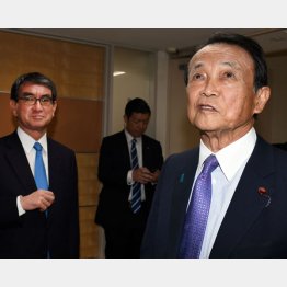 麻生太郎副総裁（右）も河野太郎デジタル担当相（左）も世襲議員（Ｃ）日刊ゲンダイ