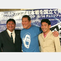 ワールドカップ日本戦を国立で見よう会見（右から都並敏史、アントニオ猪木、田口光久=2002年5月）（Ｃ）日刊ゲンダイ