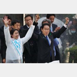 衆参5補選は薄氷の勝利だった（衆院千葉5区補選での岸田首相と英利アルフィヤ氏）／（Ｃ）日刊ゲンダイ