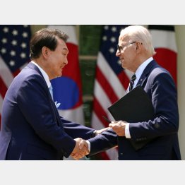 米韓両国で次官補レベル「核協議グループ（NCG）」を設置（バイデン米大統領と韓国の尹錫悦大統領＝左）／（Ｃ）ロイター