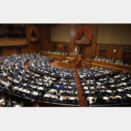 世界一高いと言われる国会議員歳費には手をつけないのか（Ｃ）共同通信社