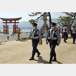 宮島で警戒に当たる警察官ら（左奥は世界遺産・厳島神社の大鳥居）／（Ｃ）共同通信社