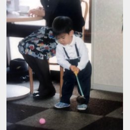 2歳の時に自宅でスイング（提供写真）