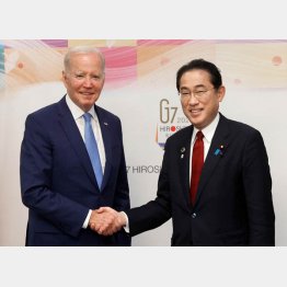 先に日米首脳会談（バイデン米大統領を出迎える岸田首相）／（Ｃ）共同通信社