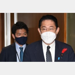 岸田翔太郎秘書官（左）を「厳しく注意した」というけれど…（Ｃ）日刊ゲンダイ