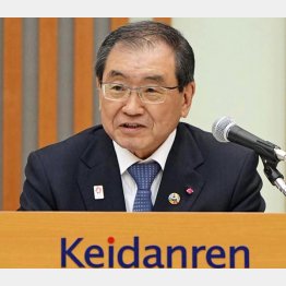 経団連の十倉雅和会長は「個人消費の増加に待ったをかけるもの」と反対しているが（Ｃ）共同通信社