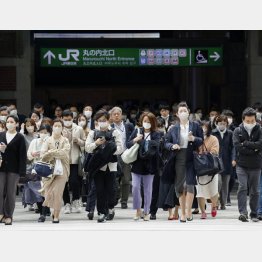 銀行が多い東京・丸の内の通勤風景（Ｃ）共同通信社