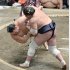 照ノ富士（右）が小手投げで朝乃山を下す（Ｃ）共同通信社