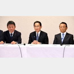 公明党の強硬姿勢に手をこまねくばかりで…（左から茂木幹事長、岸田首相、麻生副総裁＝自民党役員会）／（Ｃ）日刊ゲンダイ