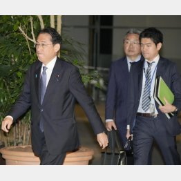 支持率低下の原因は…（岸田首相と長男・翔太郎首相秘書官）／（Ｃ）共同通信社