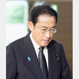 北朝鮮によるミサイル発射情報を受け、厳しい表情で首相官邸に入る岸田首相（Ｃ）共同通信社