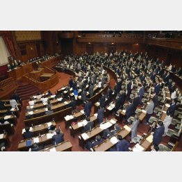 参院本会議で関連法可決（Ｃ）共同通信社