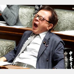 参院本会議で大あくびをする猪瀬直樹議員（Ｃ）日刊ゲンダイ