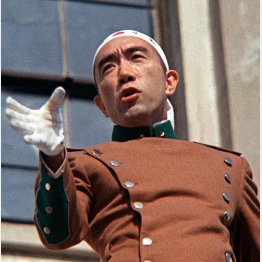 楯の会乱入事件。総監部2階バルコニーで演説する三島由紀夫（1970年11月25日、東京・陸上自衛隊市ケ谷駐屯地）／（Ｃ）共同通信社