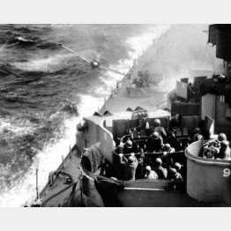 米USSミズーリ艦に激突しようとする日本軍の神風特攻隊（左上）　（Ｃ）US NAVY／SCIENCE PHOTO LIBRARY／共同イメージズ
