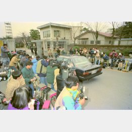 東京拘置所に入る常務Sを乗せた車（1992年2月14日）／（Ｃ）共同通信社