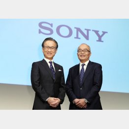 ソニーグループの吉田憲一郎会長（左）と十時裕樹社長（Ｃ）共同通信社