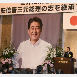 故人を神格化（8日に明治記念館で行われた、安倍晋三元総理の志を継承する集い）／（Ｃ）日刊ゲンダイ