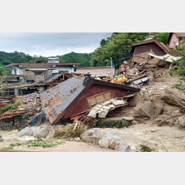 土砂崩れに巻き込まれた家屋（佐賀県唐津市＝目撃者提供）