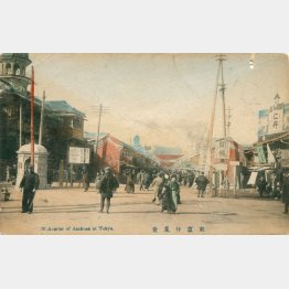 1907（明治40）年ごろの東京、浅草・仲見世。「仁丹」「浅草勧業博覧会」の看板が見える（Ｃ）イマジンネット画廊所蔵／共同通信イメージズ