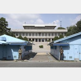 「ハハハ」と大声を上げ建物の間を走って行った…（南北軍事境界線がある板門店。手前が韓国側、奥が北朝鮮側）／（Ｃ）共同通信社