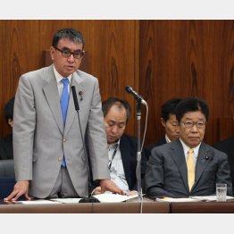 どこが「どなたも保険診療」なのか（26日、参院特別委員会の閉会中審査で答弁する河野太郎デジタル相と、加藤勝信厚労相＝右）／（Ｃ）日刊ゲンダイ