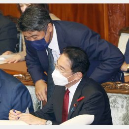 岸田首相（手前）は木原官房副長官に頼りきり（Ｃ）日刊ゲンダイ